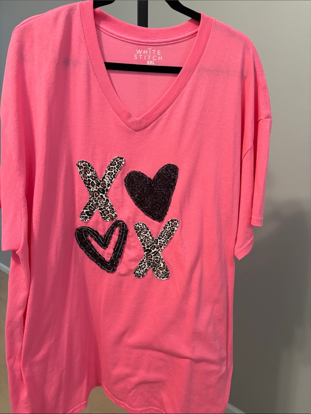 WHITE STITCH, HOT PINK XO CHEETAH T-SHIRT